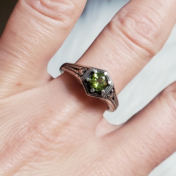 Vintage Jewelry - Genuine Peridot Ring in 925 Silver